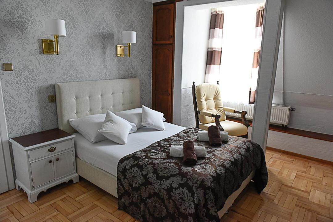 Hôtel Sniezka à Krosno Extérieur photo