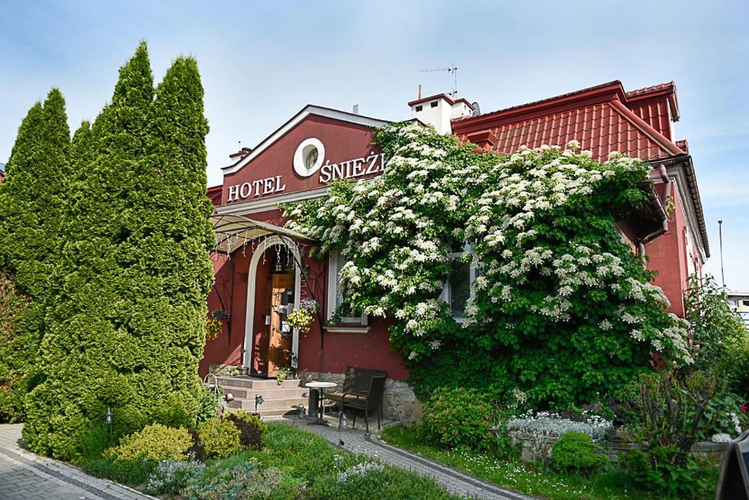 Hôtel Sniezka à Krosno Extérieur photo